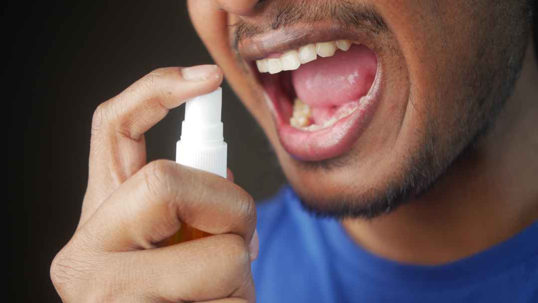 foto de uma pessoa usando produto para evitar mau cheiro da halitose